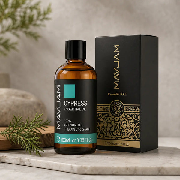 Ciprus illóolaj 100 ml-es borostyánszínű üvegben fekete díszdoboz mellett