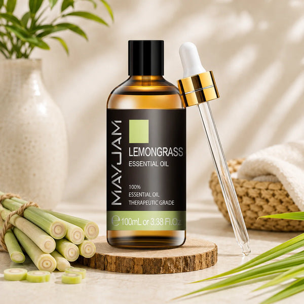 Citromfű illóolaj 100 ml borostyánszínű üvegben elegáns üveg pipettával, friss citromfűszálakkal, természetes fa korongon, világos bézs háttér előtt készült letisztult prémium termékfotó.