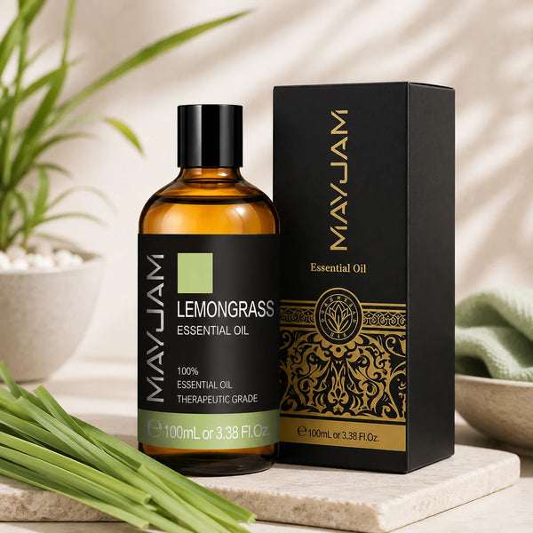 Citromfű illóolaj 100 ml elegáns díszdobozban, borostyánszínű üvegben, friss citromfűszálakkal, világos természetes háttér előtt készült letisztult prémium termékfotó.