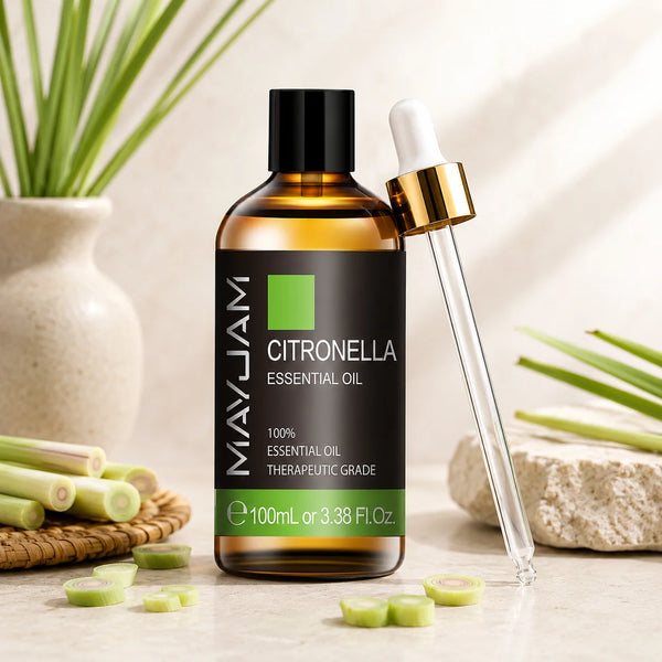 Citronella illóolaj 100 ml borostyánszínű üvegben elegáns üveg pipettával, friss citronellafű szálakkal.