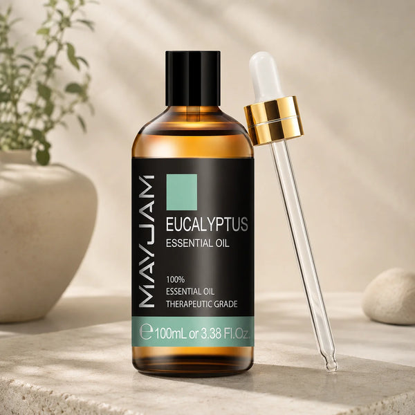 100 ml-es eukaliptusz illóolaj borostyánszínű üvegben fekete kupakkal, mellette arany színű kupakos üvegpipetta