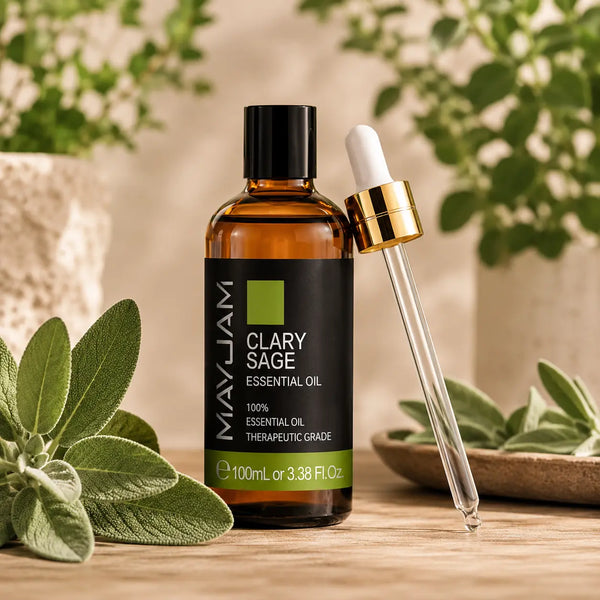 Muskotályzsálya illóolaj 100 ml borostyánszínű üvegben elegáns üveg pipettával, friss zsályalevelekkel, természetes fa felületen.