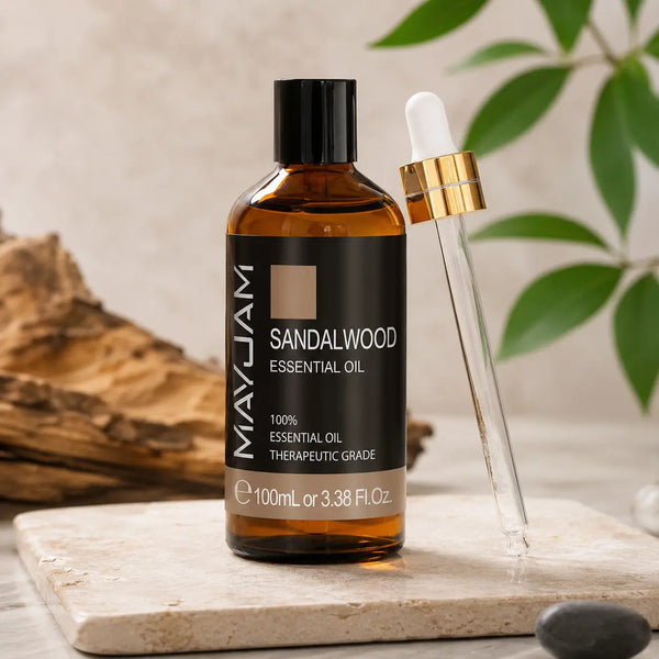 100 ml-es szantálfa illóolaj borostyánszínű üvegben fekete kupakkal és külön üveg pipettával