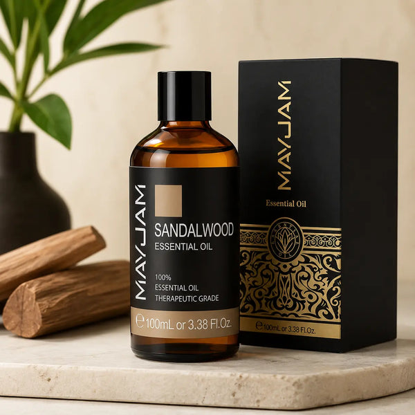 100 ml-es szantálfa illóolaj borostyánszínű üvegben fekete kupakkal, díszdobozzal együtt