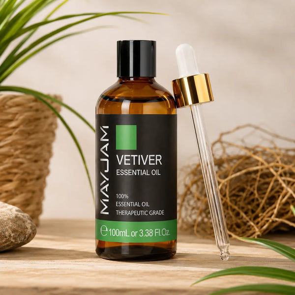100 ml-es vetiver illóolaj borostyánszínű üvegben világos fa felületen, mellette arany kupakos üveg pipetta.